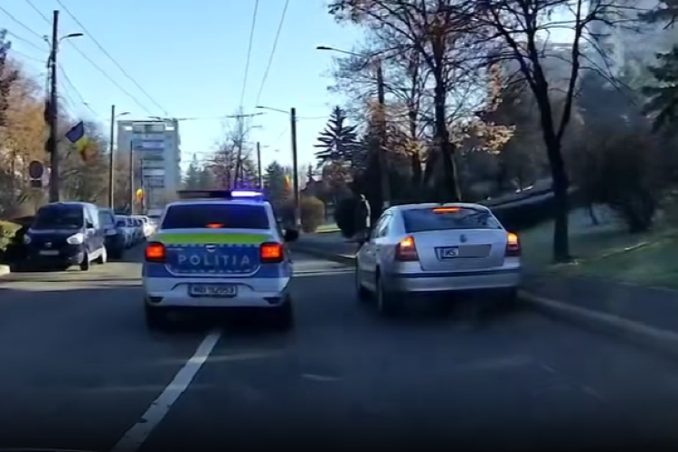 VIDEO Un șofer a încălcat regulile din trafic și a fost pedepsit instant de Poliția Rutieră Cluj: ,,Un polițist profesionist”