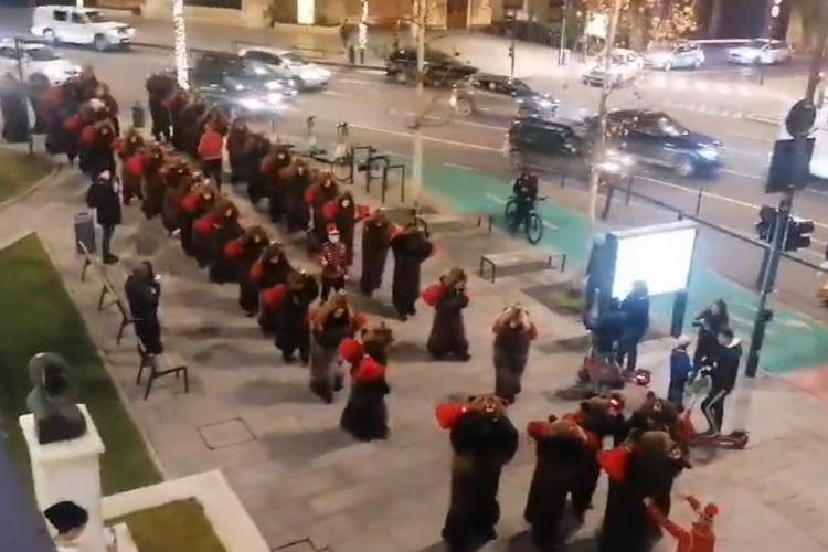 VIDEO: Magie de Sărbători la Cluj! ,,Urșii” au invadat orașul! Colindătorii costumați au făcut SHOW pe străzi 