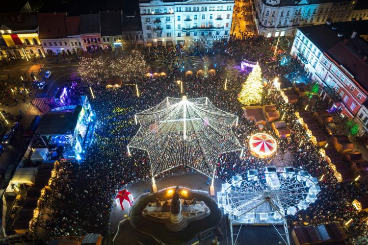 „O să venim cu metroul”- Șoferii din Cluj, rugați să-și lase mașinile acasă când merg la Târgul de Crăciun, ca să nu aglomereze parcările