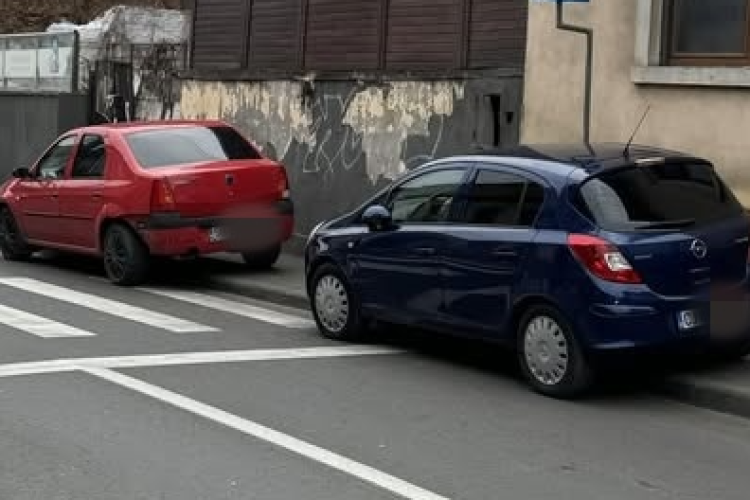 Unul mai rău ca altul! Doi șoferi au reușit să parcheze pe aceeași trecere de pietoni din Cluj: ,,Sunteți frați”