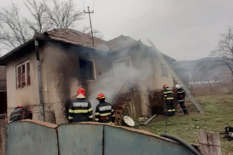 Incendiu în Cluj! Subsolul unei case a fost cuprins de flăcări. Pompierii se luptă în aceste momente să stingă focul VIDEO