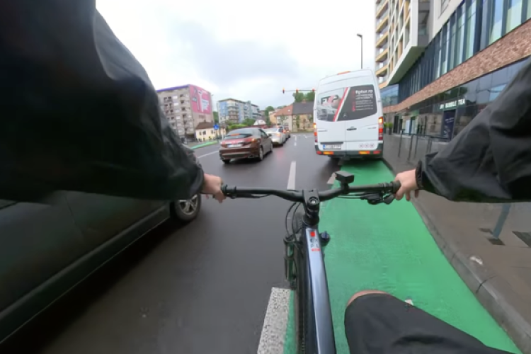 Biciclist taxat dur de Poliția Locală Cluj pentru că circula pe trotuare, iertat de instanță! Motivul: „Infrastructura pistelor de biciclete e deficitară”