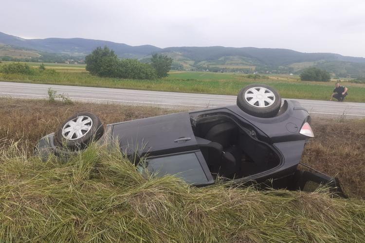 Mașină răsturnată într-o localitate din Cluj! Două persoane se aflau în autoturism la momentul accidentului