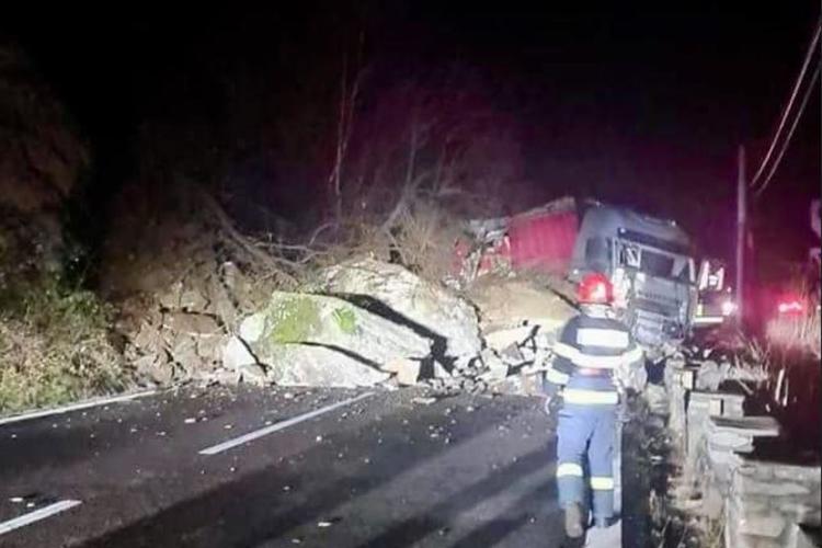 O stâncă URIAȘĂ a căzut peste un camion în care se aflau două persoane.  Trafic blocat complet pe Valea Oltului FOTO