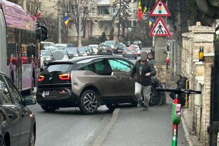 Accident rutier pe o stradă din Cluj! Un BMW electric a intrat într-un stâlp: ,,Se aglomerează”