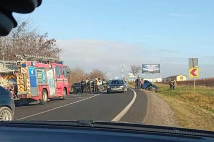 Accident între trei mașini! Cinci persoane au fost implicate. Echipajele de salvare au intervenit de urgență