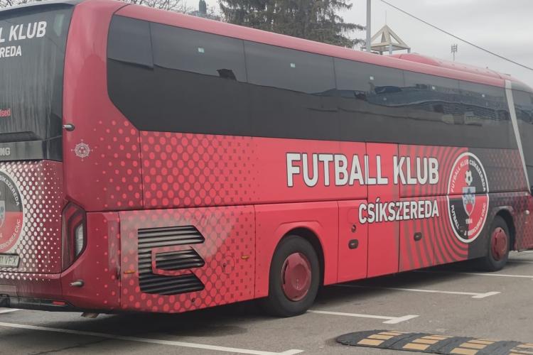 Autocarul echipei de fotbal Csikszereda a parcat pe șase locuri la Cluj. Șoferii ,,amenință” liderul din Liga II-a: ,,Sun la locală și o vezi în Someșeni”