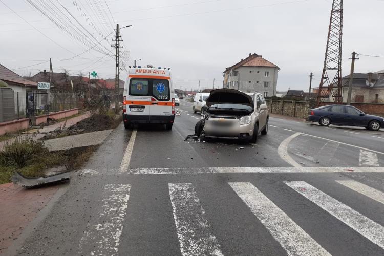  Accident cu două mașini în Cluj! O femeie a fost rănită în urma impactului. A fost transportată de urgență la spital - FOTO 