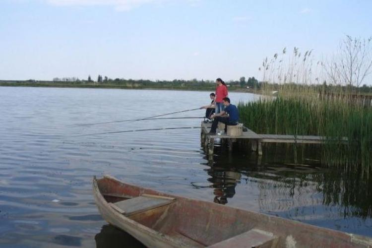 Bătaie pe malul unui lac din Cluj! Un pescar a fost rănit grav, pentru că n-a vrut să-și mute mașina din drum: „Du-te în amarul tău, că ai loc să treci”