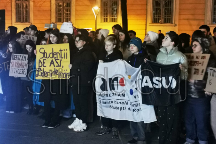 Studenți din toată țara protestează la Cluj pentru o Românie europeană: Echilibru, nu EXTREMISM/ Democrație, nu FASCISM! FOTO/VIDEO