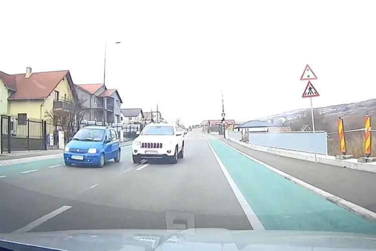 La un pas de tragedie în Cluj! Un șofer a fost aproape să provoace un accident grav: „Au drum făcut țăranii și se grăbesc” VIDEO