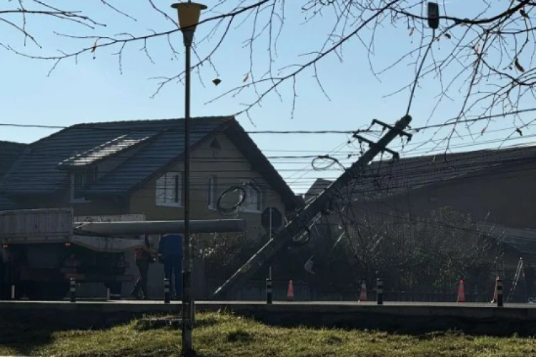 Accident în Cluj! Un șofer a făcut praf un stâlp de electricitate/A pierdut controlul mașinii  - FOTO 