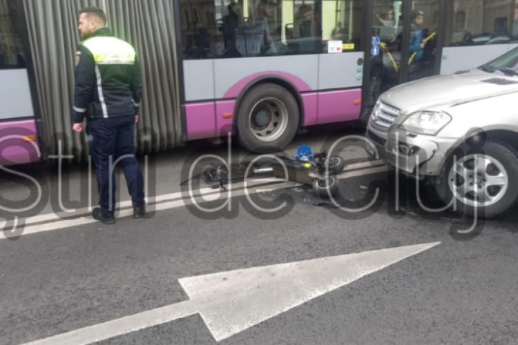 Cum s-a produs accidentul din Piața Unirii din Cluj, în urma căruia un trotinetist a fost rănit. Tânărul a fost lovit pe banda de autobuz 