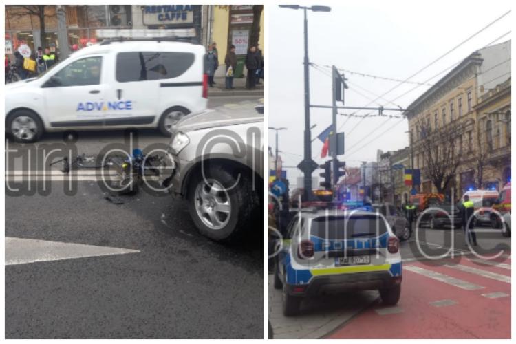 Accident în Piața Unirii din Cluj! Un tânăr de 18 ani pe o trotinetă electrică a fost lovit de o mașină și transportat de urgență la spital - FOTO și VIDEO