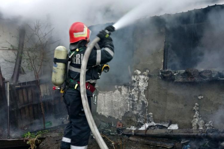 Tragedie în urma unui incendiu! Un bărbat și-a pierdut viața după ce casa i-a fost cuprinsă de flăcări 