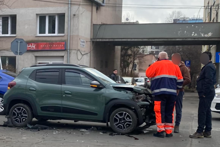 Accident rutier în Piața Abator din Cluj-Napoca. O Dacia Spring a fost avariată puternic în urma impactului