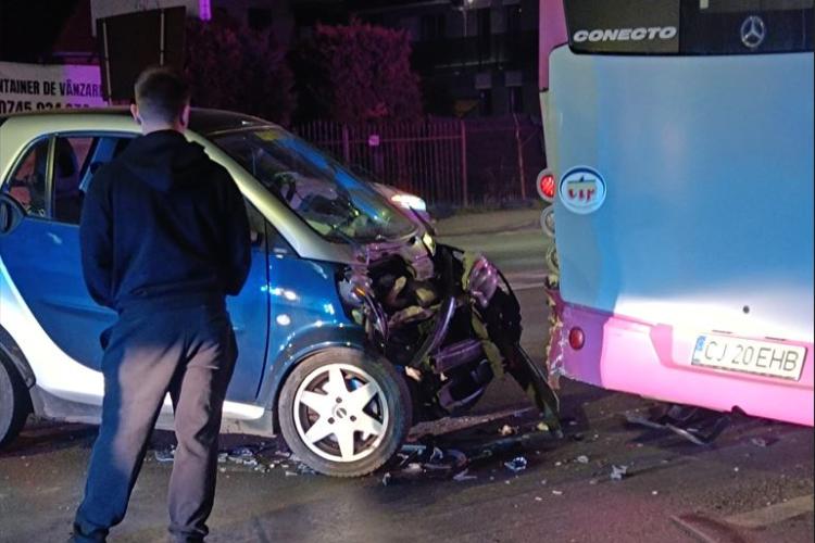 Autobuz lovit de un autoturism Smart în zona Metro din Cluj VIDEO/FOTO