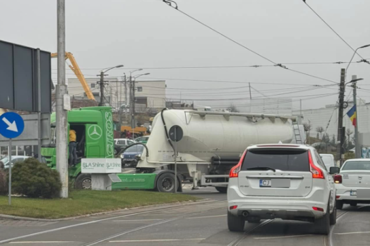 Cluj: Accident rutier între un autoturism și autocamion în zona Iris. Traficul este aglomerat - FOTO