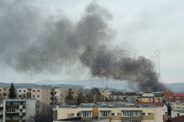 Explozie urmată de un incendiu în cartierul Zorilor din Cluj! Un bărbat și o femeie au fost răniți - VIDEO 