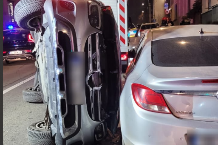 Cinci mașini implicate într-un accident pe strada Brâncuși din Cluj-Napoca. O femeie a fost rănită FOTO