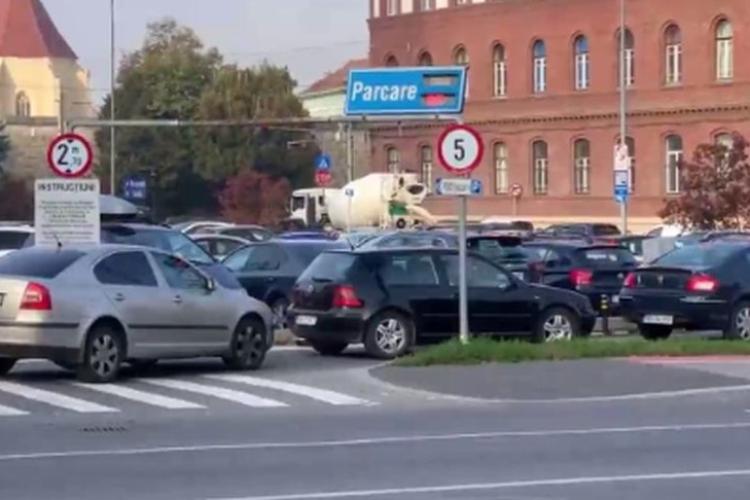 Haos la o intersecție din Cluj-Napoca din cauza unei parcări : ,,Sunt blocate toate străzile adiacente” / ,,Stăm în autobuz de 30 de minute”