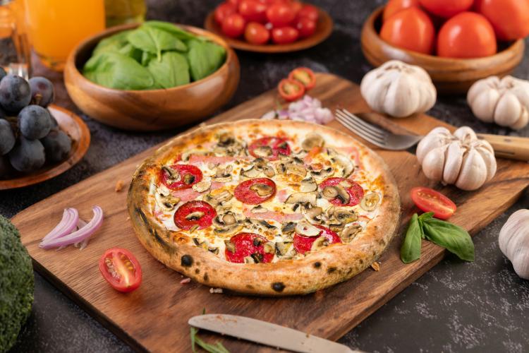 ,,Poftă bună”! Alertă Infocons: Pizza cu până la 25 de aditivi și peste 65 de grame de zahăr, găsită pe meniurile restaurantelor