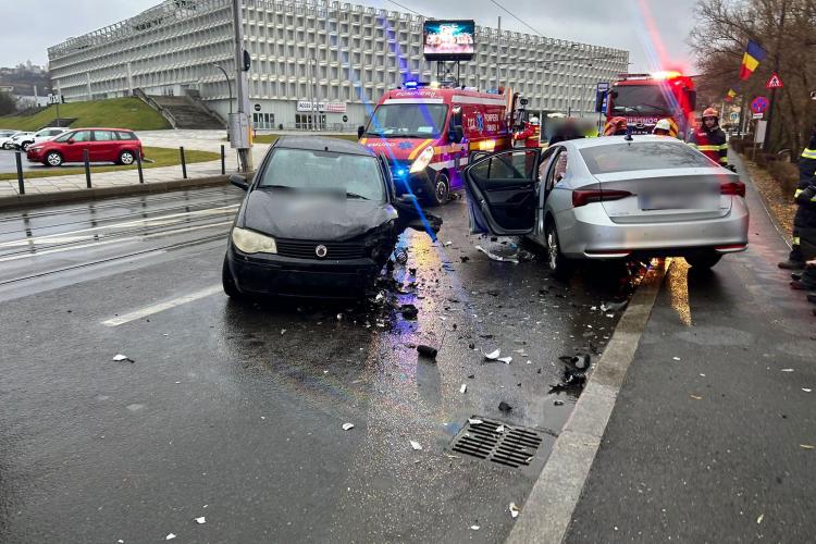 Accident rutier GRAV la Cluj Arena! Două mașini s-au făcut praf în urma impactului. Un bărbat a fost transportat de urgență la spital- FOTO