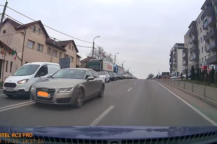 Un șofer de limuzină AUDI, nevoit să aștepte în coloană împreună cu muritorii de rând. Ce a făcut când nu a mai putut suporta – VIDEO