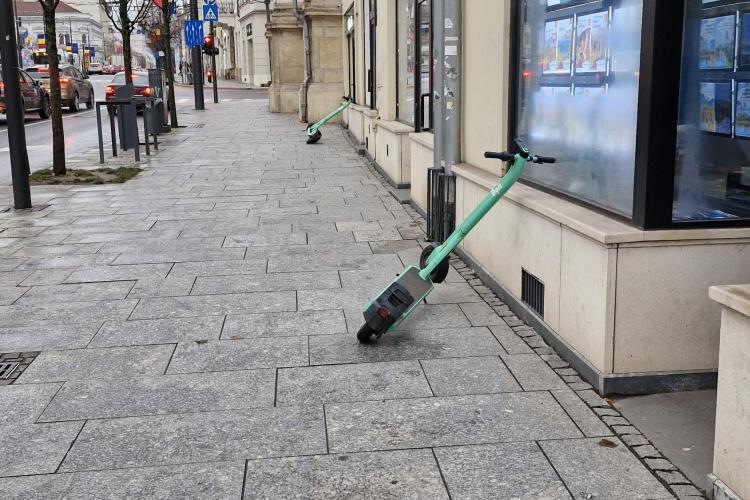 Trotinetele ajung să se „odihnească” de vitrinele magazinelor din Cluj. Bătaie de joc sau o glumă proastă?