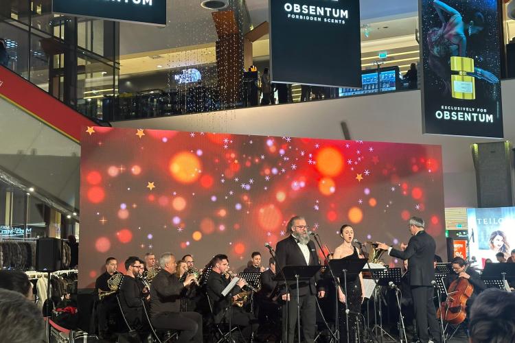 Spectacol DE SENZAȚIE la Iulius Mall Cluj, în prag de Sărbători! Clujenii au fost cuceriți soliștii de operă și de orchestra minunată - VIDEO 