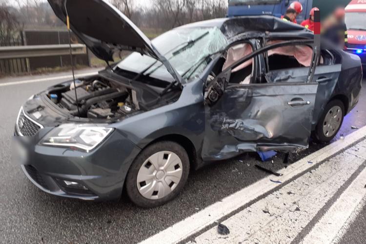 Un copilaș și o femeie au fost transportați de urgență la spital după un accident GRAV în Cluj. O mașină și un autocamion au fost implicate - FOTO