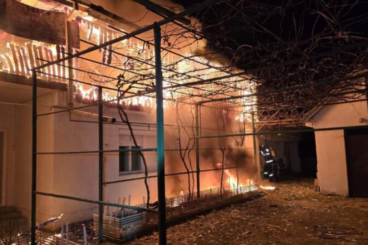 Miracol de Crăciun pentru o bunicuță din Ardeal! Câinele vecinului a salvat-o de la moarte, după ce casa i-a luat foc. Animăluțul i-a fost înger păzitor