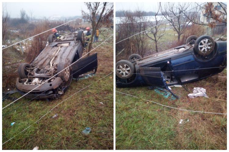 Accident SPECTACULOS în Cluj! Un șofer s-a răsturnat cu mașina, după ce ar fi lovit un stâlp. A fost transportat la spital - FOTO