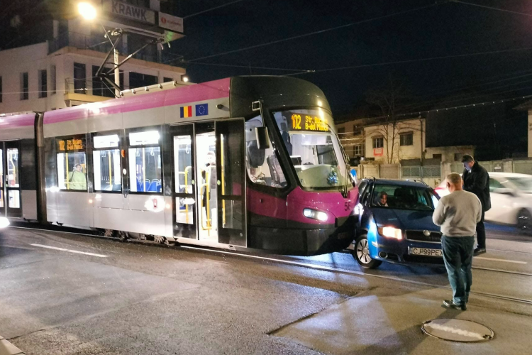 Accident pe strada Oașului din Cluj-Napoca! Un tramvai a intrat într-o Skoda FOTO/VIDEO