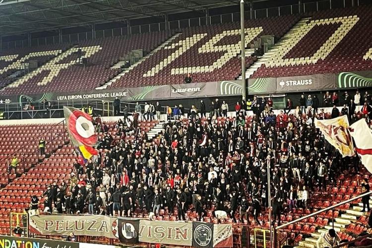 Derby câștigat pe teren, dar și la glume! Fanii „U” Cluj îi ironizează pe cei de la CFR Cluj: „Toți încap într-un chioș de ziare”