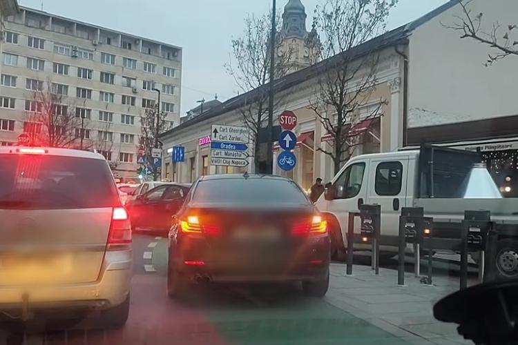 Parcare de lux în inima Clujului pe pista bicicliștilor! Un șofer de BMW și-a „abandonat” mașina, blocând traficul: „Nesimțirea e maximă”