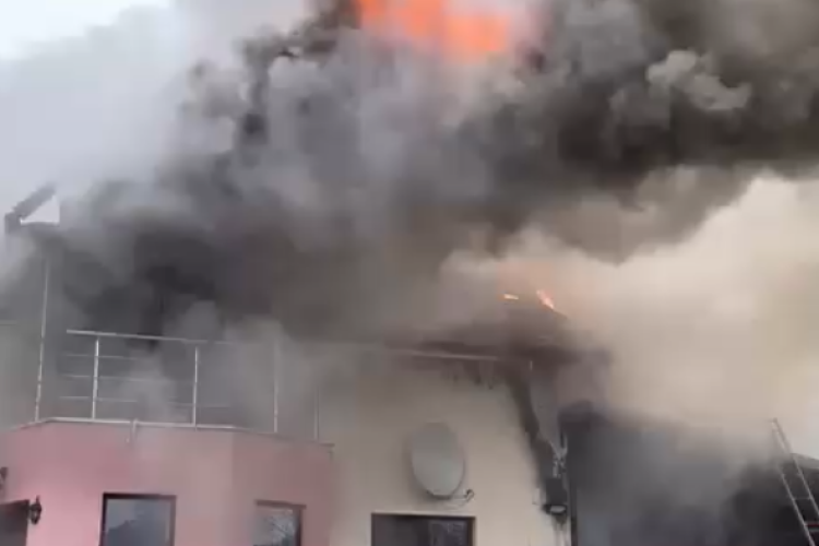 Incendiu violent în Cluj! O casă a fost cuprinsă de flăcări. Totul a pornit de la o afumătoare - VIDEO