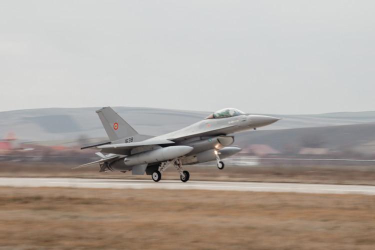 Trei avioane de luptă au aterizat la Cluj! Aeronavale F-16 au ajuns în baza aeriană de la Câmpia Turzii