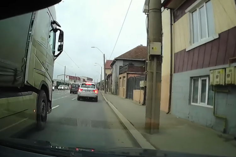 Tragedie evitată milimetric pe strada Oașului din Cluj! Un șofer era să fie strivit de un TIR: „Nu te-a văzut, boss. Era pe TikTok” - VIDEO