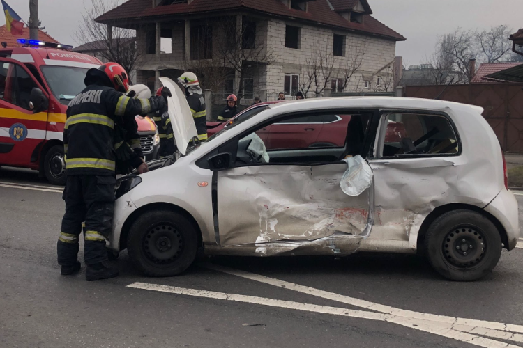 Cluj: Accident rutier pe strada Corneliu Coposu. O mașină s-a făcut praf în urma impactului 