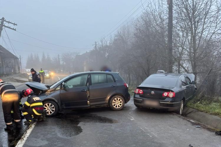 O mașină a intrat într-un copac după un accident rutier în Cluj. O tânără și un bărbat au fost transportați de urgență la spital