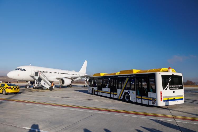 Premieră! Aeroportul din Cluj dispune de primul autobuz electric destinat transportului pasagerilor la aeronave din România - FOTO