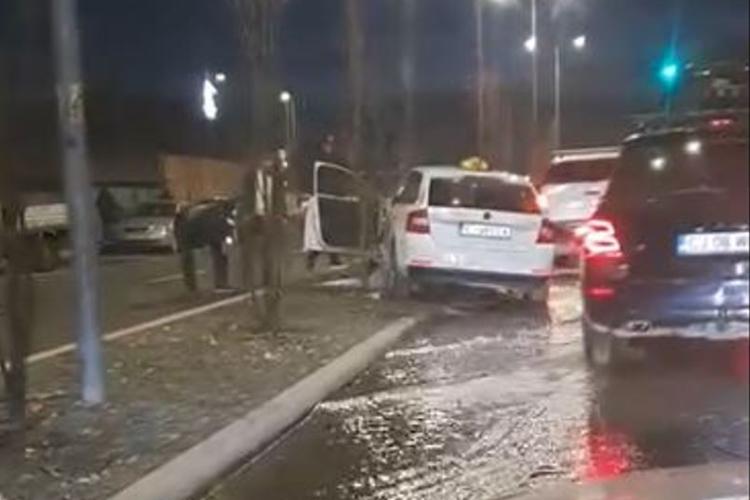 Un taxi a lovit un hidrant în Cluj-Napoca. A transformat strada într-un râu temporar VIDEO