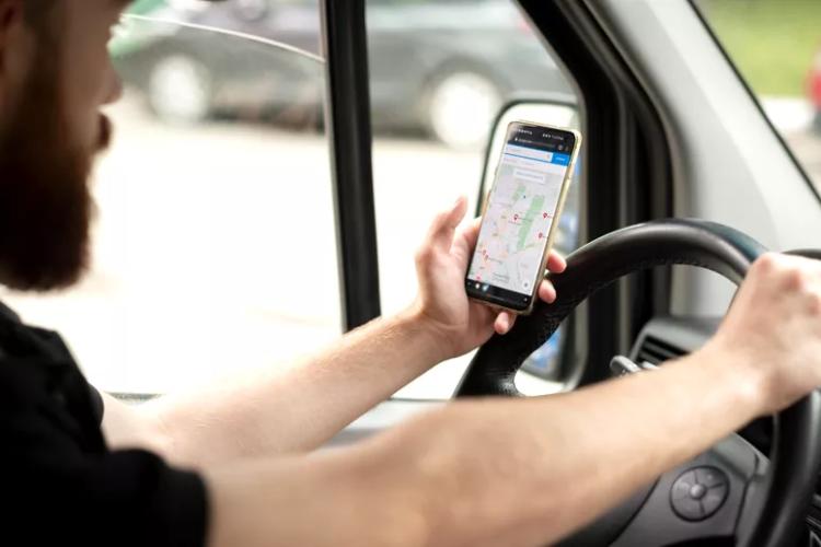 Șofer de ridesharing din Cluj, înjurat și amenințat de un funcționar de la Protecția Consumatorilor: „Bă, nebunule! Pleacă de aici că te arunc pe scări”