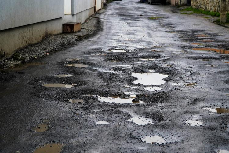 Amăgiți cu promisiuni, clujenii de pe strada Viile Dâmbul Rotund îi bat obrazul Primăriei Cluj: „Strada e plină de gropi, impracticabilă cu mașina”