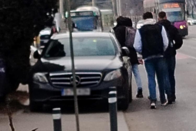 Trotuar din Cluj, transformat în parcare! Un șofer de Mercedes își parchează mașina unde vrea: „Lasă că o luăm pe stradă, printre mașini”