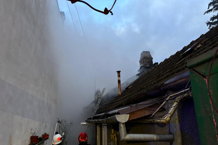 Tragedie cumplită la Cluj! O bătrânică de 85 de ani a murit carbonizată, în condiții îngrozitoare, într-un incendiu care a distrus toată casa VIDEO