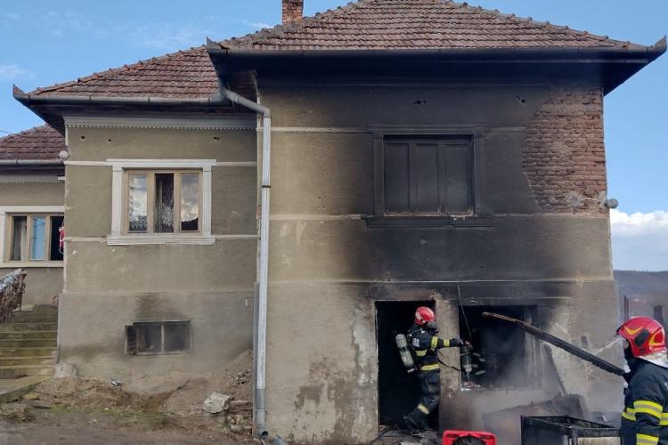 Incendiu într-o comună din Cluj! Un bărbat primește îngrijiri medicale după ce subsolul casei a fost cuprins de flăcări