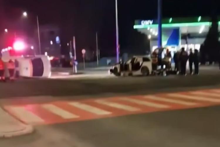 Ambulanță în misiune răsturnată, după un impact violent! Pompierii au intervenit de urgență 