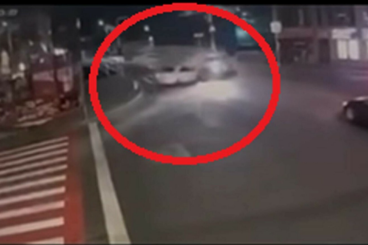 VIDEO LIVE Momentul în care o mașină de poliție e spulberată de un Porsche: Un polițișt în comă, alți doi grav răniți. Imagini cu impact emoțional